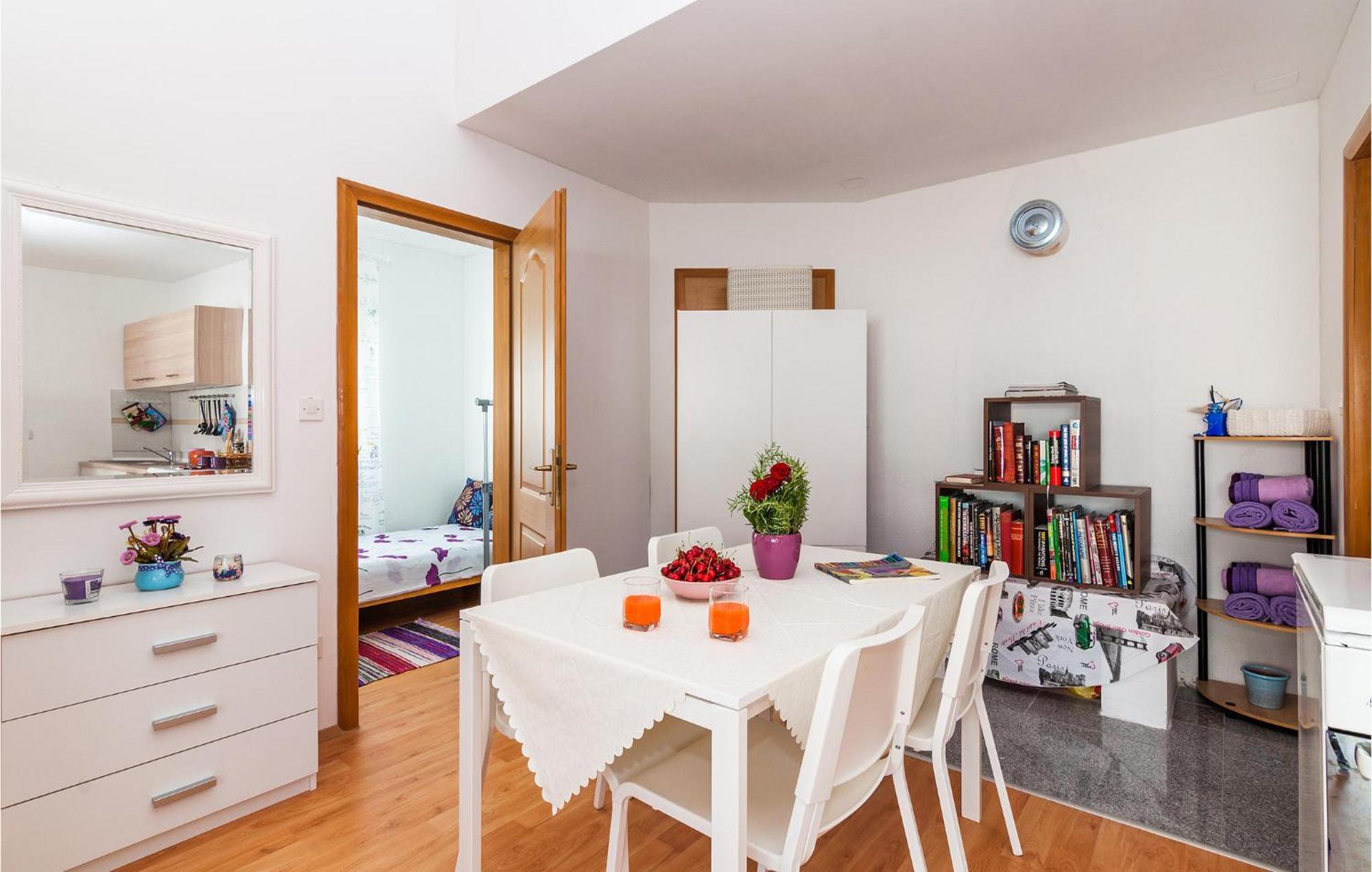Nice Apartment In Vinjerac With Kitchen ภายนอก รูปภาพ
