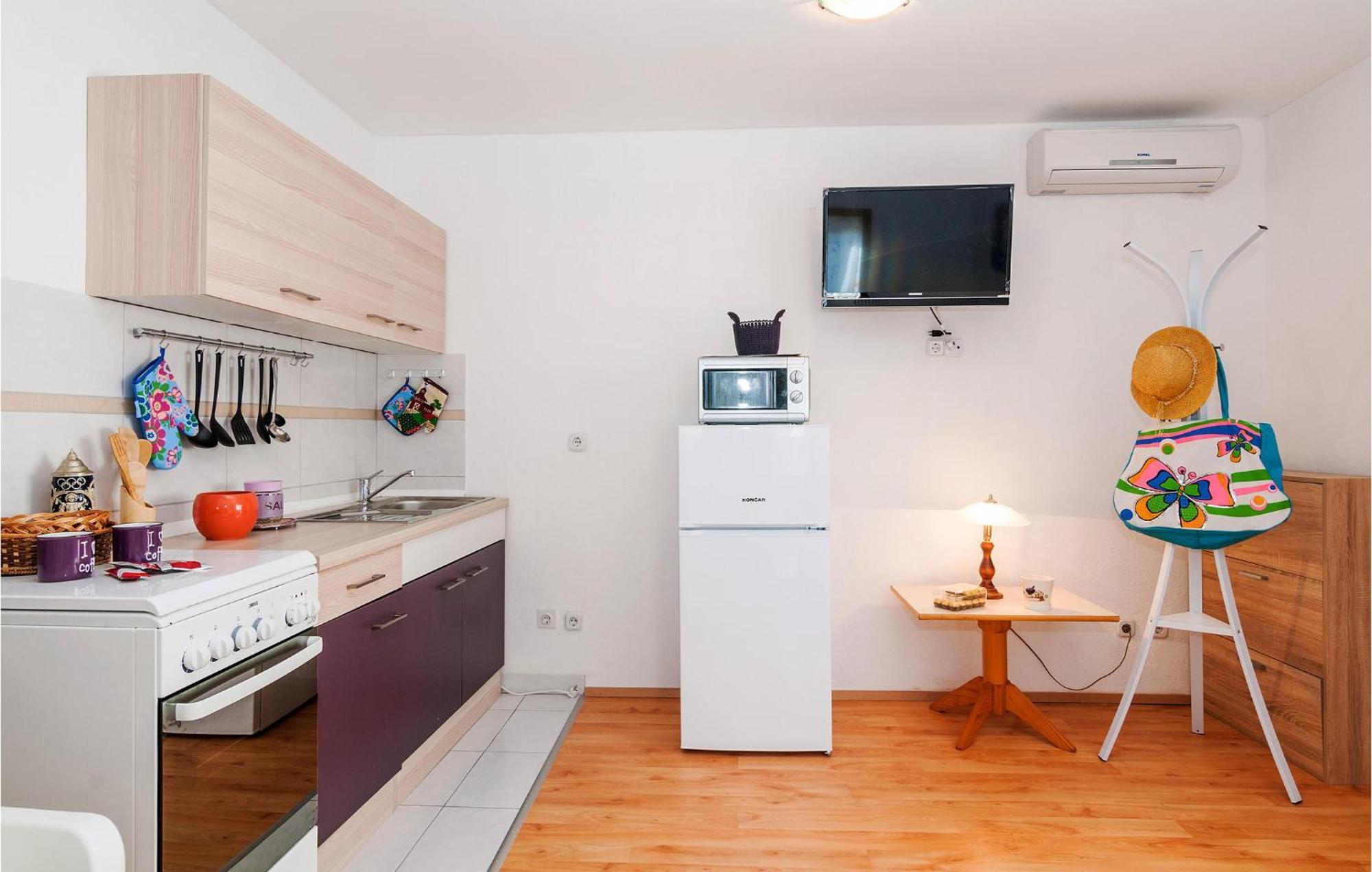 Nice Apartment In Vinjerac With Kitchen ภายนอก รูปภาพ